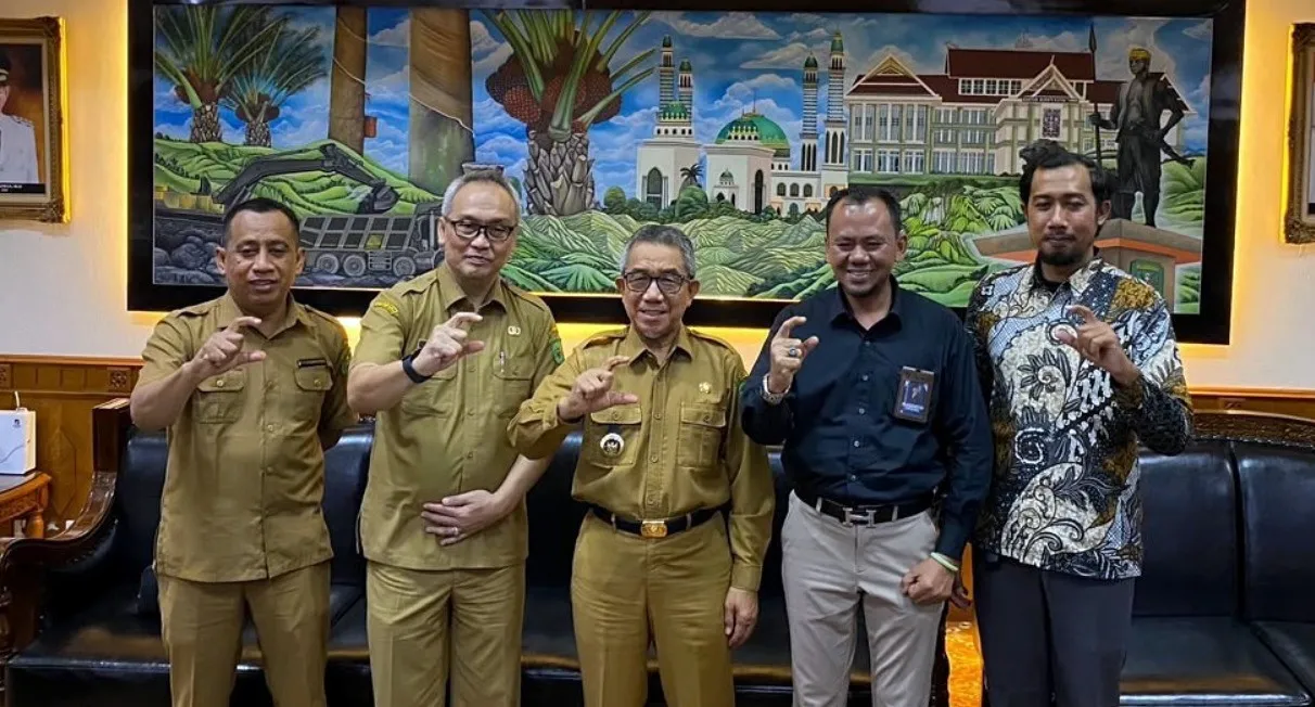 Bupati Ardiansyah Sulaiman (tengah) bersama Komisi Informasi Kaltim dan jajaran Diskominfo Staper Kutim (Maulana/IKP Kehumasan)